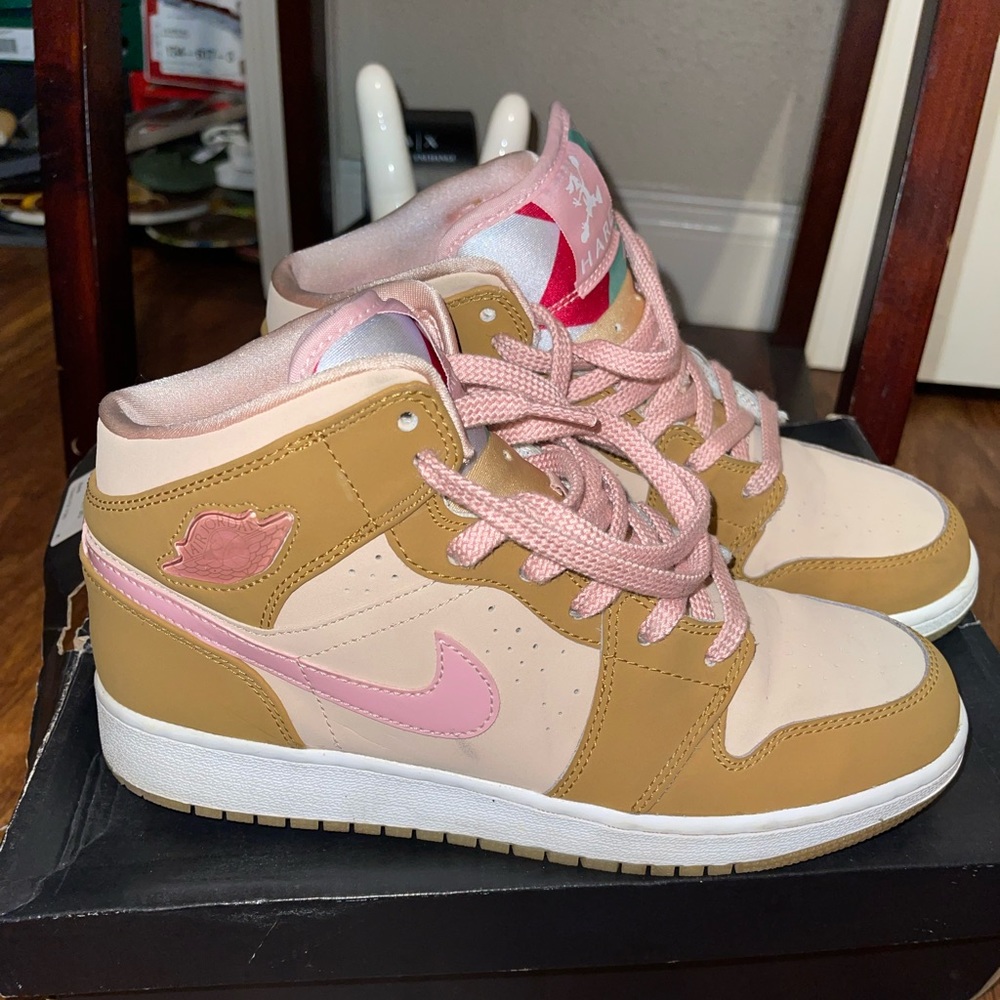 Lola Bunny Hare Jordan mid 1’s in great condition!